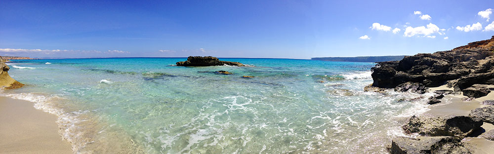 Panorámica de playa de Tramuntana en Formentera Panorámica de playa de Tramuntana en Formentera