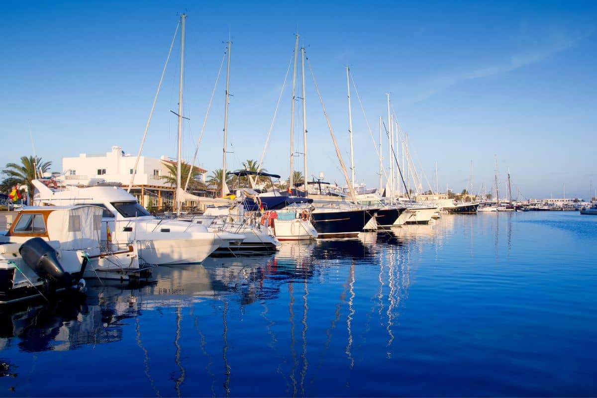 Vistas de barcos en el Puerto de Formentera Vistas de barcos en el Puerto de Formentera